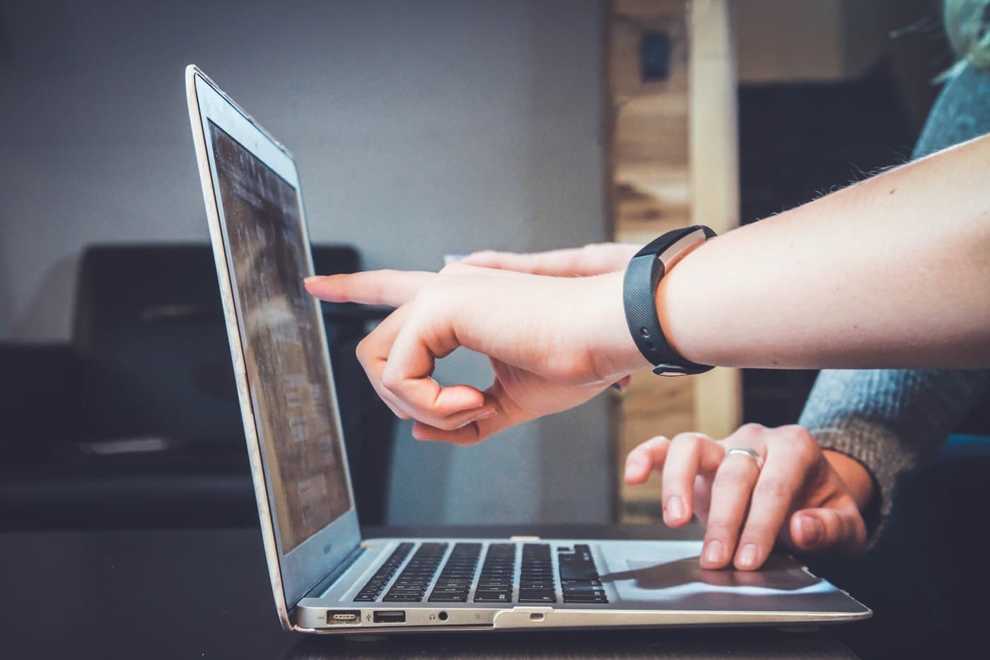 Ordinateur portable utilisé pour apprendre avec des parcours pratiques