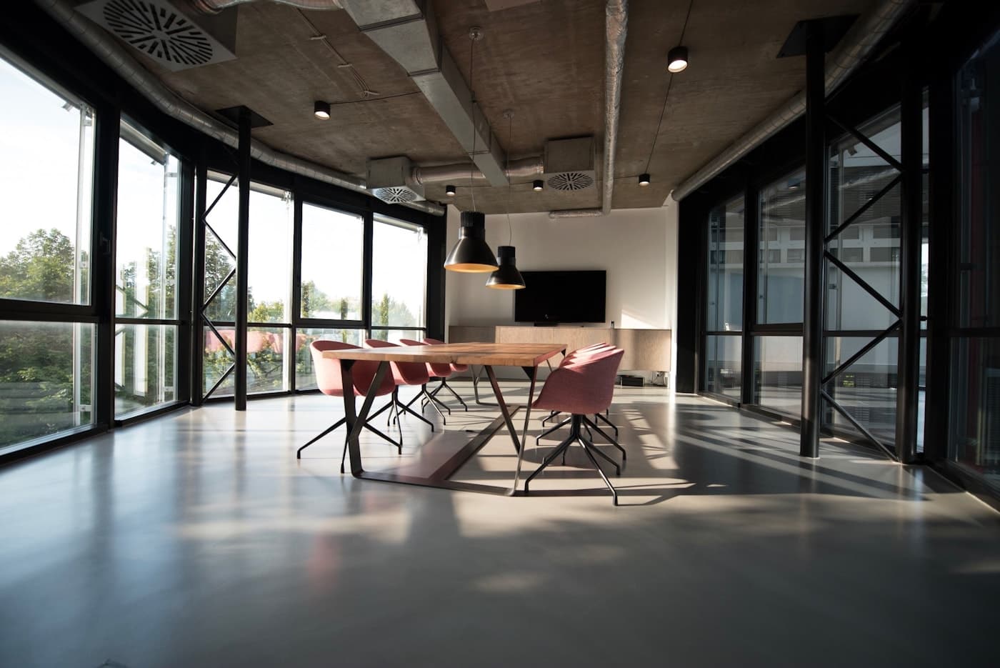 Bureau moderne pour apprendre et travailler avec la technologie